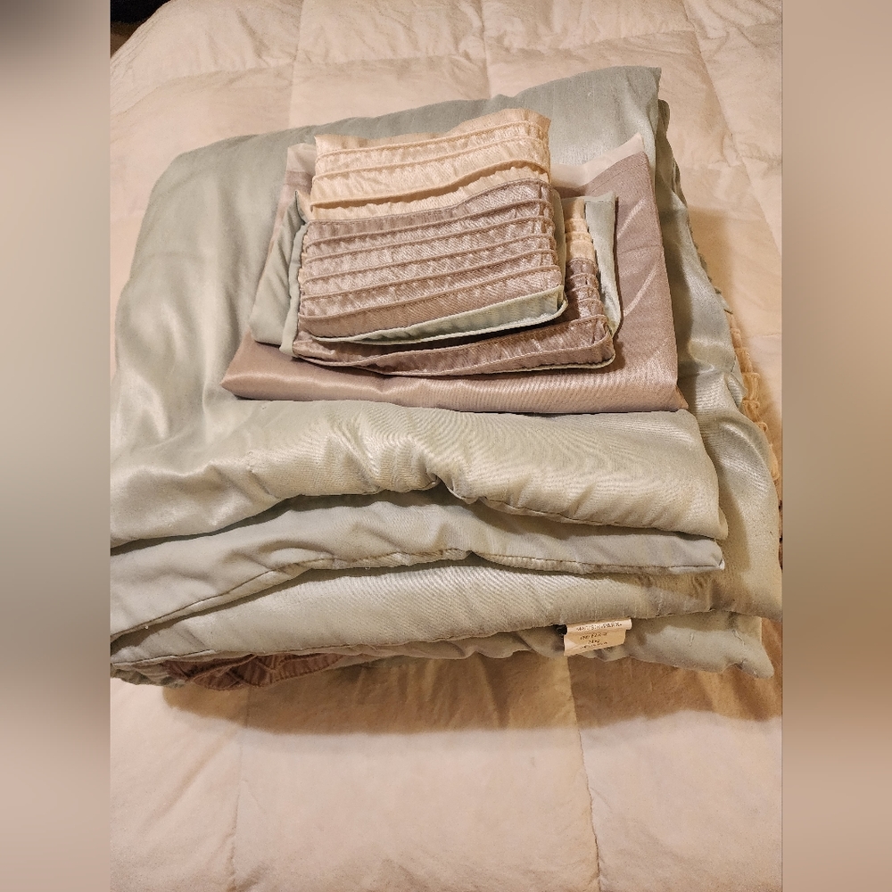 Madison Park 4 piece Comforter set Queen size
